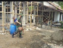 Babinsa Koramil 0810-06/Kertosono kerja bakti membantu warga merehap Mushola di wilayah binaan.