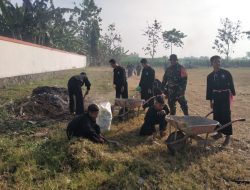 MERIAHKAN HUT KE-81  RI BABINSA DESA NGETOS BERSAMA WARGA LAKSANAKAN KERJA BAKTI BERSIHKAN LAPANGAN 