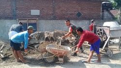 Babinsa Koramil 0810/15 Rejoso Bersama Masyarakat Laksanakan Kerja Bakti Pembangunan Balai Desa
