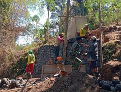 BABINSA DAN WARGA GOTONG ROYONG PERCEPAT PEMBANGUNAN JEMBATAN PERINTIS GARUDA