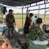 Babinsa Rejoso dan PPL Kawal Pengeboran Irpom Demi Ketahanan Pangan