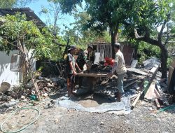 Babinsa Koramil 0810/01 Nganjuk Bantu Pembangunan Rumah Tidak Layak Huni di Kelurahan Begadung