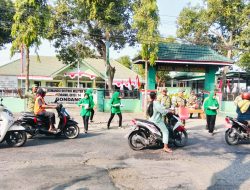 Jumat Berkah, Anggota Koramil 0810-14/Gondang Berbagi Kepada Masyarakat.
