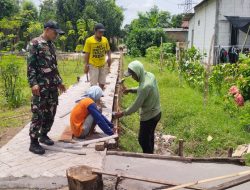 BABINSA DAN WARGA GOTONG ROYONG PERCEPAT PEMBANGUNAN JALAN, DUKUNG PENINGKATAN INFRASTRUKTUR DESA