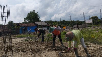 Wujudkan Kemanunggalan TNI-Rakyat, Babinsa Aktif Dampingi Pembangunan Desa