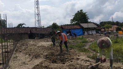 Peduli Pembangunan Desa, Babinsa Serka Juhardi Bersama Warga Bangun Semangat Gotong Royong