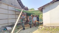 ANGGOTA KORAMIL 0810/19 JATIKALEN BANTU PEMBANGUNAN RUMAH RTLH DI DESA JATIKALEN