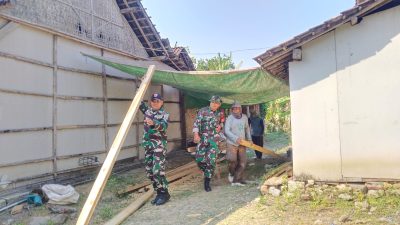 ANGGOTA KORAMIL 0810/19 JATIKALEN BANTU PEMBANGUNAN RUMAH RTLH DI DESA JATIKALEN