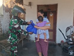 *200 Paket Sembako Babinsa Kodim 0810/Nganjuk Dibagikan Door to Door kepada Warga Kurang Mampu di 9 Kecamatan*
