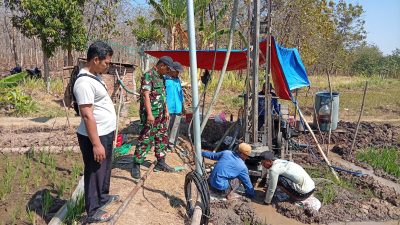 Babinsa Desa Bulu Dampingi Pengeboran Sumur Bor Pertanian, Dukung Ketahanan Pangan di Tengah Musim Kemarau