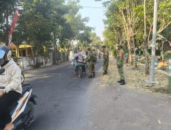 HARI JUMAT BERKAH, KORAMIL 0810/13 LENGKONG BERBAGI KEPADA WARGA SEKITAR