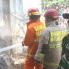 BABINSA BERSAMA WARGA DAN DAMKAR GERAK CEPAT PADAMKAN KEBAKARAN DAPUR DAN JERAMI DI KELURAHAN KAPAS