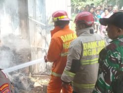 BABINSA BERSAMA WARGA DAN DAMKAR GERAK CEPAT PADAMKAN KEBAKARAN DAPUR DAN JERAMI DI KELURAHAN KAPAS