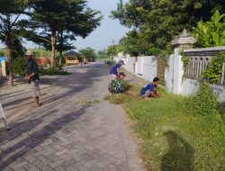 Babinsa Koramil   Baron Laksanakan Karya Bakti Bersama Warga