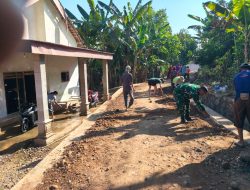 BABINSA KORAMIL  NGETOS BERSAMA WARGA BERSIHKAN BAHU JALAN, SIAPKAN LOKASI UNTUK PENGECORAN