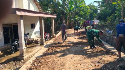 BABINSA KORAMIL  NGETOS BERSAMA WARGA BERSIHKAN BAHU JALAN, SIAPKAN LOKASI UNTUK PENGECORAN