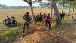 Babinsa Koramil 0810/02 Bagor Bersama Warga Bersihkan Lingkungan Lapangan Desa Kendalrejo