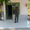 Babinsa Koramil 0810/15 Rejoso Laksanakan Pengecatan Rumah Bantuan Program Rutilahu di Wilayah Binaan