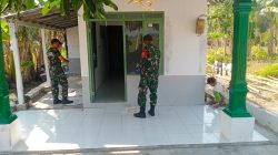 Babinsa Koramil 0810/15 Rejoso Laksanakan Pengecatan Rumah Bantuan Program Rutilahu di Wilayah Binaan