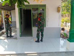 Babinsa Koramil 0810/15 Rejoso Laksanakan Pengecatan Rumah Bantuan Program Rutilahu di Wilayah Binaan