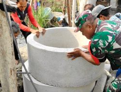 Perkuat Kepedulian Terhadap Warga, Babinsa Koramil Ngluyu Dampingi Penggalian Sumur Air Bersih di Desa Tempuran