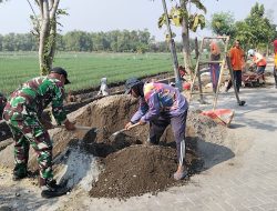 BABINSA BANTU WARGA BANGUN SALURAN IRIGASI SAWAH DI DUSUN KAJANG
