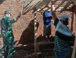 Babinsa Koramil 0810/05 Sawahan melaksanakan kegiatan kerja bakti bersama masyarakat di Desa Sawahan