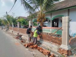 Babinsa Koramil 0810/15 Rejoso Bersama Warga Gotong Royong Bangun Pagar Mushola Al-Ikhlas    **Nganjuk** – Dalam rangka meningkatkan kepedulian terhadap sarana ibadah sekaligus mempererat hubungan antara TNI dan masyarakat, Babinsa Koramil 0810/15 Rejoso **Serka Reboanto** melaksanakan kerja bakti pembangunan pagar **Mushola Al-Ikhlas** bersama warga masyarakat di wilayah binaannya, Desa Jatirejo, Kecamatan Rejoso, Kabupaten Nganjuk, Senin (24/8/2026).   Kegiatan kerja bakti tersebut dilaksanakan secara gotong royong dengan melibatkan Babinsa dan masyarakat sekitar. Serka Reboanto turut terjun langsung membantu proses pembangunan pagar, mulai dari menyiapkan material, mengangkut bahan bangunan, hingga membantu pengerjaan di lokasi.   Keterlibatan Babinsa dalam kegiatan pembangunan sarana ibadah tersebut merupakan salah satu bentuk kepedulian dan pengabdian TNI kepada masyarakat. Kehadiran Babinsa di tengah warga diharapkan dapat memberikan motivasi sekaligus mendorong semangat gotong royong dalam setiap kegiatan yang memberikan manfaat bagi kepentingan bersama.   Selain membantu proses pembangunan, kerja bakti tersebut juga menjadi sarana untuk mempererat tali silaturahmi antara Babinsa dengan masyarakat di wilayah binaan. Interaksi langsung bersama warga menjadi bagian penting dalam menciptakan hubungan yang harmonis serta memperkuat kemanunggalan TNI dengan rakyat.   Babinsa Koramil 0810/15 Rejoso **Serka Reboanto** mengatakan bahwa kegiatan gotong royong merupakan salah satu budaya positif yang harus terus dipertahankan di tengah masyarakat.   “Kerja bakti ini merupakan bentuk kepedulian kami terhadap fasilitas ibadah sekaligus upaya mempererat hubungan dengan masyarakat. Dengan bergotong royong, pekerjaan yang berat menjadi lebih ringan dan dapat diselesaikan dengan lebih cepat,” ujarnya. Menurutnya, pembangunan pagar Mushola Al-Ikhlas tidak hanya bertujuan memperindah lingkungan mushola, tetapi juga diharapkan dapat memberikan rasa aman dan nyaman bagi masyarakat yang menggunakan sarana ibadah tersebut.   “Kami sebagai Babinsa akan terus berupaya hadir di tengah masyarakat. Apabila ada kegiatan positif yang membutuhkan kebersamaan dan gotong royong, kami siap membantu sesuai kemampuan,” tambah Serka Reboanto.   Warga masyarakat Desa Jatirejo menyambut baik keterlibatan Babinsa dalam kegiatan tersebut. Kehadiran Serka Reboanto yang ikut bekerja bersama warga dinilai memberikan semangat tersendiri dalam menyelesaikan pembangunan pagar mushola.   Bagi masyarakat, kebersamaan antara Babinsa dan warga dalam kegiatan kerja bakti menjadi gambaran nyata kedekatan TNI dengan masyarakat. Tidak ada sekat antara aparat dan warga ketika bersama-sama mengerjakan kepentingan umum.   Sementara itu, **Danramil 0810/15 Rejoso Kapten Arm Winarto** menegaskan bahwa Babinsa sebagai aparat kewilayahan akan terus berupaya hadir di tengah masyarakat dalam berbagai kegiatan, baik yang berkaitan dengan pembinaan wilayah, sosial kemasyarakatan maupun pembangunan fasilitas umum.   “Semangat gotong royong merupakan budaya yang harus terus dijaga dan dilestarikan. TNI hadir untuk membantu dan mendorong masyarakat dalam setiap kegiatan positif yang bertujuan meningkatkan kemajuan serta kesejahteraan warga,” ungkapnya.   Danramil menambahkan, keberadaan Babinsa di wilayah binaan tidak hanya menjalankan tugas pembinaan teritorial, tetapi juga membangun komunikasi dan kedekatan dengan masyarakat. Dengan hubungan yang baik, berbagai persoalan di wilayah dapat diketahui secara lebih cepat sehingga dapat dicarikan solusi secara bersama-sama.   “Kami berharap kegiatan seperti ini terus dilakukan karena selain membantu masyarakat, juga dapat memperkuat kebersamaan dan persatuan. Semangat gotong royong merupakan kekuatan sosial yang harus tetap dipelihara,” jelas Kapten Arm Winarto.   Pembangunan pagar Mushola Al-Ikhlas diharapkan dapat segera diselesaikan sehingga memberikan manfaat bagi masyarakat Desa Jatirejo. Dengan pagar yang lebih baik, lingkungan mushola diharapkan menjadi semakin tertata, aman dan nyaman bagi jamaah yang melaksanakan ibadah maupun berbagai kegiatan keagamaan.   Kegiatan tersebut juga menjadi bukti nyata bahwa kepedulian terhadap lingkungan dan fasilitas umum dapat diwujudkan melalui kebersamaan. Babinsa bersama masyarakat saling membantu tanpa memandang perbedaan, dengan tujuan yang sama yaitu memberikan manfaat bagi lingkungan dan warga sekitar. Melalui kegiatan kerja bakti ini, Koramil 0810/15 Rejoso terus mendorong tumbuhnya budaya gotong royong di wilayah binaan. Kehadiran Babinsa bersama masyarakat diharapkan semakin mempererat hubungan emosional antara TNI dan rakyat sekaligus menciptakan suasana kehidupan masyarakat yang harmonis. Kerja bakti pembangunan pagar Mushola Al-Ikhlas tersebut sekaligus menjadi wujud nyata **kemanunggalan TNI dengan rakyat**, di mana Babinsa senantiasa hadir dan menjadi bagian dari kehidupan masyarakat di wilayah binaannya.