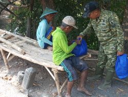 Babinsa Desa Paron Salurkan Bantuan Sembako kepada Warga Kurang Mampu