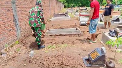 Babinsa Koramil 0810/03 Loceret Ikut Kerja Bakti Bangun Makam di Desa Binaan