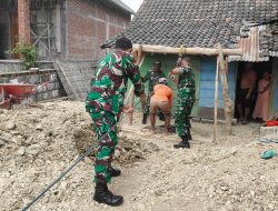 Atasi Keterbatasan Air Saat Kemarau, Babinsa Koramil Ngluyu Gotong Royong Gali Sumur Warga