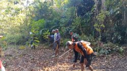 TAK SEKADAR MEMBERSIHKAN PUNDEN, BABINSA DAN WARGA BAJANG RAWAT WARISAN LELUHUR, PERKUAT GOTONG ROYONG DAN KEMANUNGGALAN TNI DENGAN RAKYAT