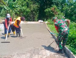 Gotong Royong Tak Sekadar Slogan, Babinsa dan Warga Bendoasri Kompak Cor Jalan