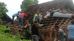Ringankan Beban Warga, Babinsa Sawahan Bersama Masyarakat Gotong Royong Bongkar Rumah