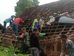 Ringankan Beban Warga, Babinsa Sawahan Bersama Masyarakat Gotong Royong Bongkar Rumah