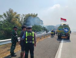 KOBARAN API MELALAP PICKUP DI TOL NGANJUK KM 648, BABINSA BERSAMA PETUGAS SIGAP LAKUKAN PENANGANAN