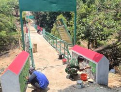Percepat Jembatan Perintis Garuda, Babinsa Sawahan dan Warga Tuntaskan Finishing Pengecatan