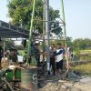 Babinsa Koramil 0810/15 Rejoso Bantu Pemasangan Pipa Paralon dalam Pembuatan Sumur Irpom di Wilayah Binaan