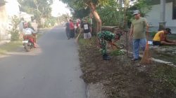 Jaga Lingkungan, Perkuat Kebersamaan! Koramil 0810/06 Kertosono Bersama Warga Bersihkan Jalan dan Selokan