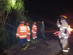 Babinsa Bersama Tiga Pilar dan Warga Bantu Padamkan Kebakaran Rumpun Bambu di Desa Malangsari