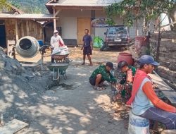 Wujud Kepedulian terhadap Warga, Babinsa Koramil 0810/15 Rejoso Gotong Royong Bangun Rumah Warga Binaan