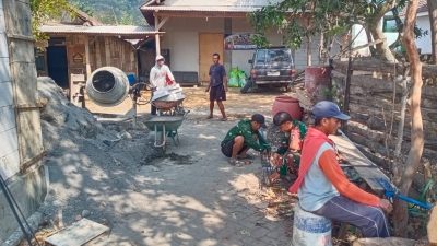 Wujud Kepedulian terhadap Warga, Babinsa Koramil 0810/15 Rejoso Gotong Royong Bangun Rumah Warga Binaan