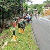CEGAH BAHAYA MENGINTAI DI BALIK RERUMPUTAN, BABINSA DAN WARGA SAWAHAN BERSIHKAN JALAN DEMI KESELAMATAN PENGGUNA JALAN