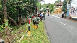 CEGAH BAHAYA MENGINTAI DI BALIK RERUMPUTAN, BABINSA DAN WARGA SAWAHAN BERSIHKAN JALAN DEMI KESELAMATAN PENGGUNA JALAN