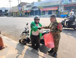 Jumat Berkah Kodim 0810/Nganjuk, Prajurit Turun ke Jalan Bagikan Nasi Kotak untuk Warga
