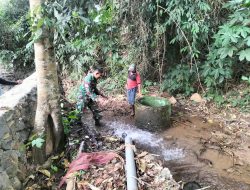 Pastikan Air Bersih Mengalir Lancar, Babinsa Suru Cek Jaringan Pipa Pamsimas