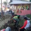 CEGAH BANJIR, SELAMATKAN ALIRAN IRIGASI: TNI DAN WARGA SAMBIREJO TURUN KE SUNGAI BERSIHKAN SAMPAH DAN SEMAK BELUKAR