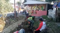 CEGAH BANJIR, SELAMATKAN ALIRAN IRIGASI: TNI DAN WARGA SAMBIREJO TURUN KE SUNGAI BERSIHKAN SAMPAH DAN SEMAK BELUKAR