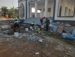 TNI HADIR DI TENGAH UMAT, BABINSA NGETOS TURUN TANGAN BANTU PEMBANGUNAN MASJID DI WILAYAH BINAAN
