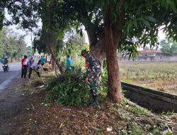 PEDULI KEBERSIHAN LINGKUNGAN, BABINSA PEKUNCEN TURUN LANGSUNG BERSAMA WARGA BERSIHKAN JALAN DESA